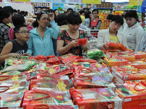 Các mặt hàng thực phẩm hút khách trong ngày giáp Tết. Ảnh: Hồng Thúy