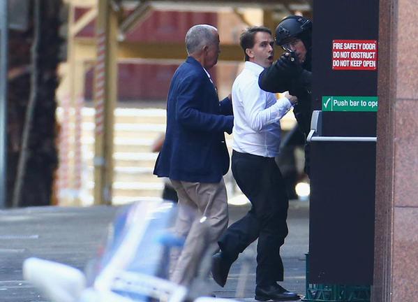 Cập nhật: 5 con tin hoảng sợ chạy thoát khỏi kẻ bắt cóc trong quán cafe ngay giữa Sydney 2