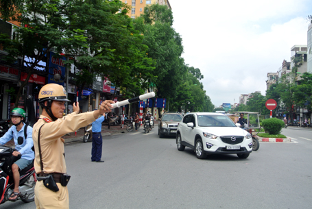 Ô tô được hướng dẫn đi qua đường Trần Đăng Ninh hướng để vào nội thành