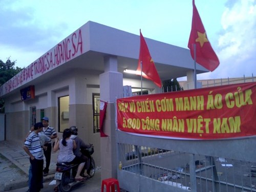 Chiều 14-5, công nhân Công ty Esquel ở Bình Dương treo khẩu hiệu phản đối việc đập phá của các đối tượng quá khích - Ảnh: Như Phú Chiều 14-5, công nhân Công ty Esquel ở Bình Dương treo khẩu hiệu phản đối việc đập phá của các đối tượng quá khích - Ảnh: Như Phú