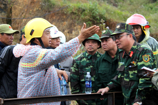 Lực lượng tại hiện trường bàn phương án giải cứu 12 người mắc kẹt trong hầm. Ảnh: Phước Tuấn