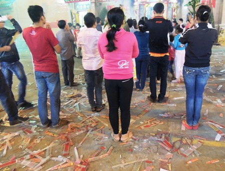 Người người cầu may trên... rác ni lông, cảnh dễ thấy ở các ngôi chùa.