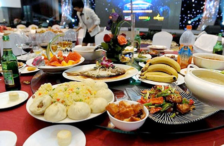 Tất cả các loại đồ ăn khách ăn thừa đều được dồn lại để bán cho khách mới