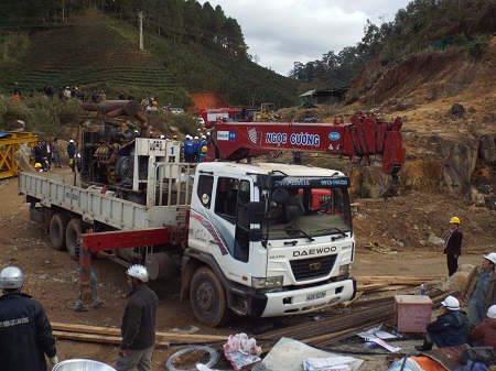 Các công nhân bên ngoài đang làm việc hết sức khẩn trương.