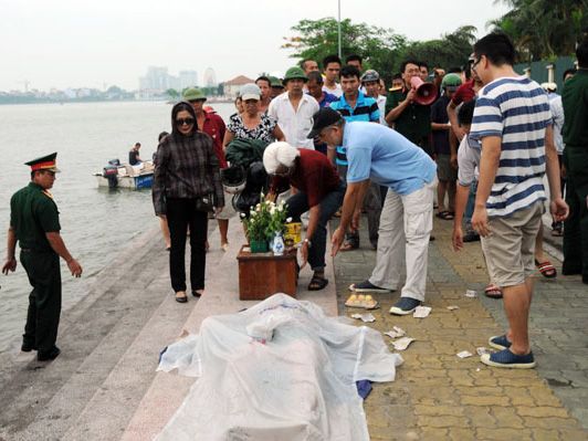 Thi thể một nạn nhân trong vụ lật thuyền kayak trên Hồ Tây lúc mưa giông