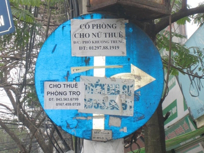 Nhiều quảng cáo vặt gây mất mỹ quan đô thị.