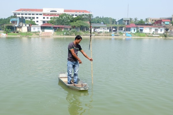 Giây phút nam thanh niên bị ném đá dưới hồ đến chết 2