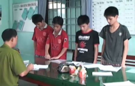 Một nhóm đối tượng là học sinh bị công an bắt giữ vì lôi kéo các học sinh khác dùng chất gây nghiện.