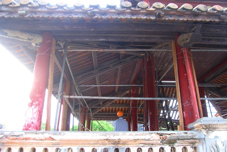 Hệ khung của Phu Văn Lâu đã được chống đỡ sau khi sự cố xảy ra