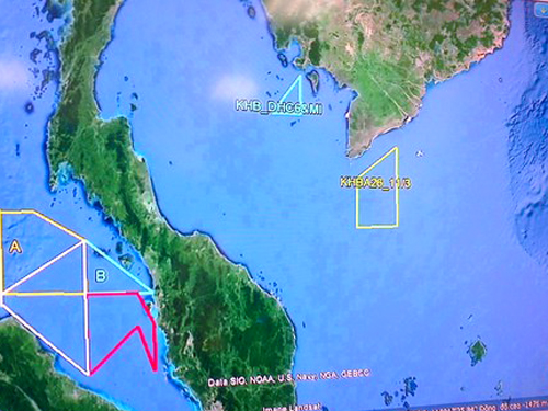 Ngoài 2 khu vực tìm kiếm hình tam giác màu xanh da trời và tứ giác màu vàng trên biển, Việt Nam đã mở rộng tìm kiếm trên đất liền từ ngày 11-3 - Ảnh: Quý Lâm