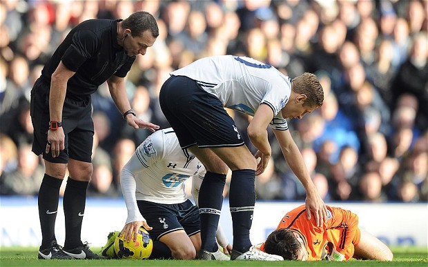 Thủ thành Lloris của Tottenham tiếp tục thi đấu sau vụ va chạm vào vùng đầu 