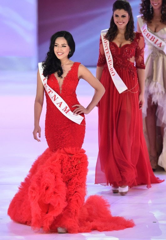 Nguyễn Thị Loan trình diễn trên sân khấu chung kết Hoa hậu Thế giới. Ảnh: Miss World