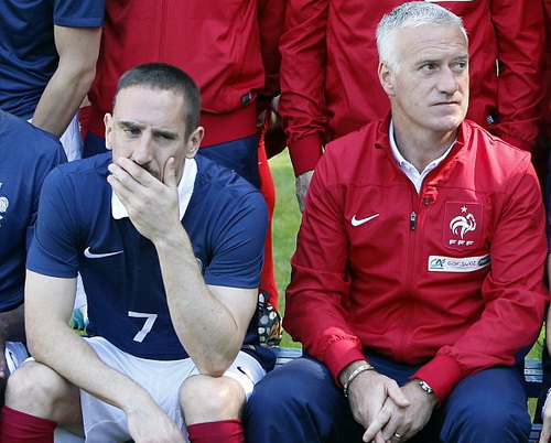 ... và nỗi buồn của 'gã mặt sẹo' cùng với HLV Deschamps ... và nỗi buồn của gã mặt sẹo cùng với HLV Deschamps