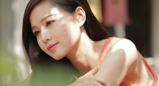 Cuộc sống thiếu thốn tình thương của hot girl Việt