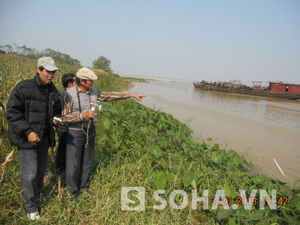 Ông Phạm Đức Quang, TS Vũ Văn Bằng và các thành viên gia đình trong một chuyến tiến hành khảo sát, tìm kiếm dịp cuối năm 2013.