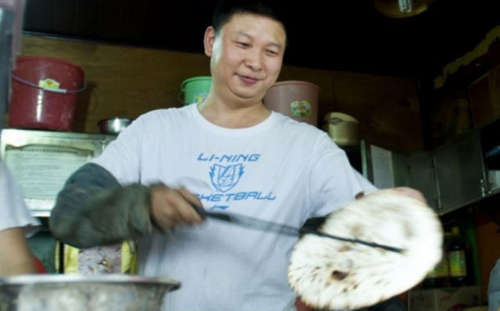 Việc buôn bán của ông Shao đang rất phát đạt. Ảnh: Shanghaiist