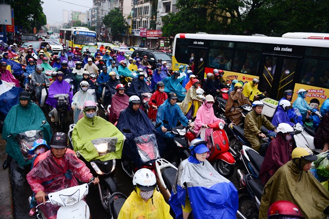 Hà Nội tê liệt vì mưa, bố cõng con tới trường