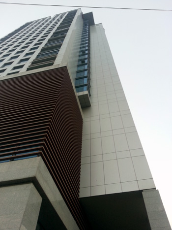Tòa nhà nơi nạn nhân rơi xuống.