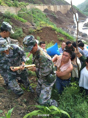 con đường làng đã bị đất đá chặn lối, trạm xá trong thôn cũng bị vùi lấp. Lôi cho biết dân làng chỉ còn cách khiêng người bị thương đi bộ 5 km, sau đó bắt xe đưa đến bệnh viện huyện cách đó đến 30 km.