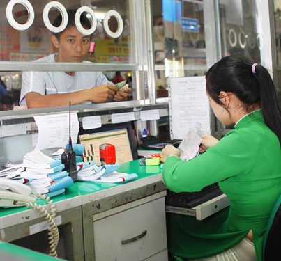 Nhân viên Bến xe Miền Đông bắt đầu bán vé xe Tết cho khách