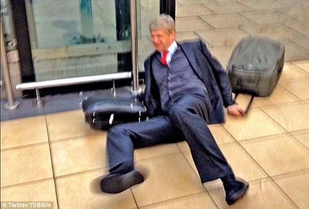 HLV Wenger ngã sõng soài trên đường rời khỏi Liverpool