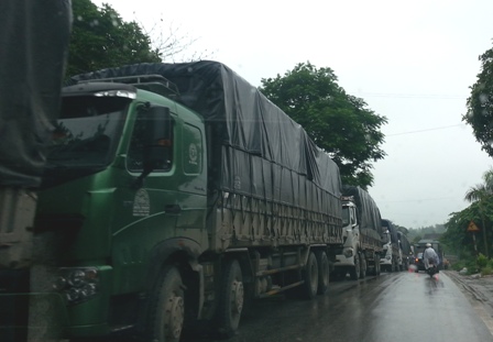Xe quá tải xếp hàng dài trên Quốc lộ 70, tỉnh Yên Bái