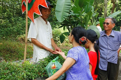 Người đàn ông áo trắng (đội mũ) cũng đang hành nghề bói toán