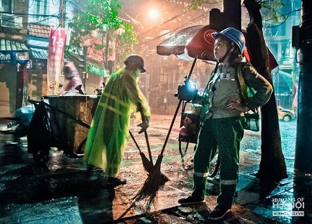 - Nửa đêm rồi, lại mưa thế này, sao chị không đi trú mưa ạ?
