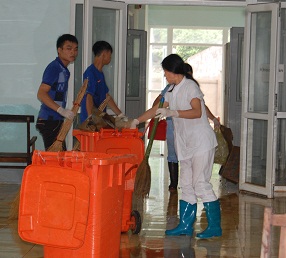 Cán bộ y tế TTYT huyện Văn Lãng, Lạng Sơn vệ sinh bệnh viện sau khi lũ rút.