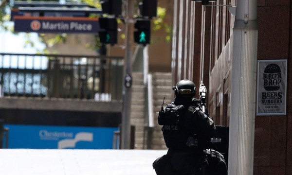 Cập nhật: 5 con tin hoảng sợ chạy thoát khỏi kẻ bắt cóc trong quán cafe ngay giữa Sydney 22