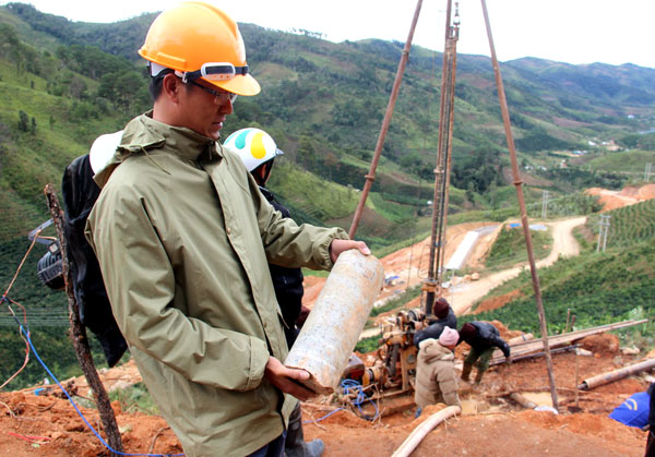 Viên đá ngăn cản mũi khoan trên đỉnh đồi được đội cứu hộ đưa lên. Ảnh: Phước Tuấn