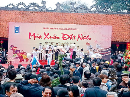 Ngày thơ Việt Nam ngày càng thu hút được sự quan tâm của nhiều bạn trẻ.