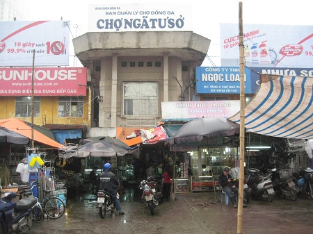 Rốt cuộc chợ Ngã Tư Sở vẫn lại là... chợ Ngã Tư Sở.