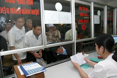 Thanh toán bảo hiểm y tế cho bệnh nhân tại Bệnh viện K Trung ương. Ảnh: Trần Minh