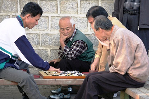 Người cao tuổi nên chơi các trò chơi trí tuệ như chơi cờ.