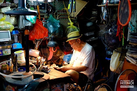 “Chú ơi, chú đứng gọn vào cho bà còn đưa em về nào. Trời nắng quá!”.