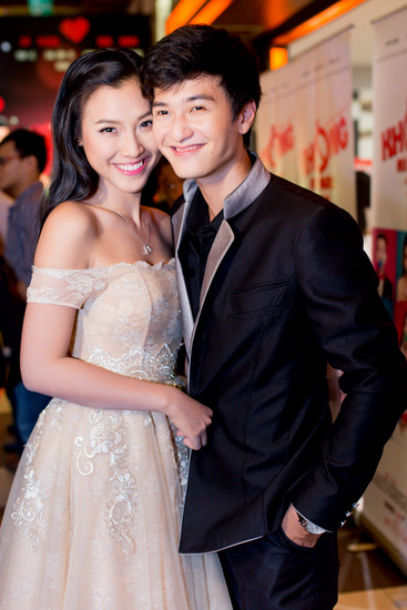 Hoàng Oanh lần đầu công khai tình cảm với nam diễn viên Huỳnh Anh khi cả hai cùng tham dự lễ cưới của Ninh Hoàng Ngân.