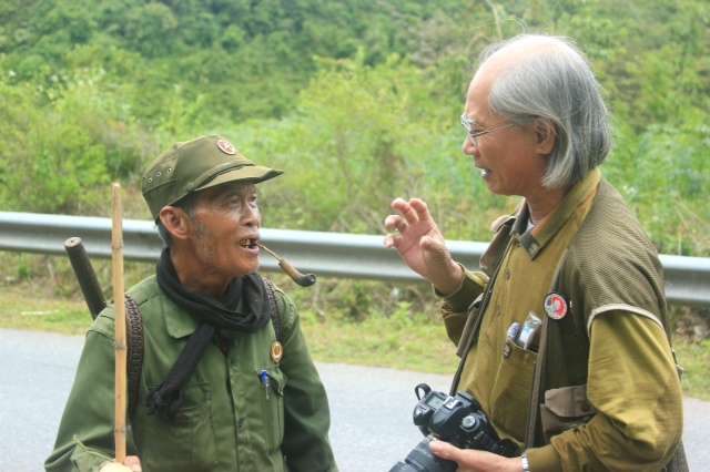 Gặp gỡ cựu chiến binh Hồ Văn Sanh (trái).