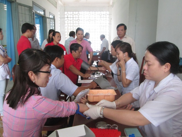 Khám sức khỏe, lấy máu xét nghiệm sàng lọc định kỳ cho người hiến máu dự bị tại huyện Phú Quốc.