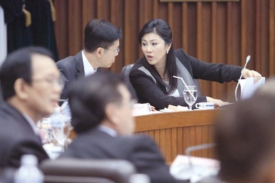 Thủ tướng Yingluck Shinawatra gặp gỡ 28 tổ chức tư nhân hôm 16-1 để bàn về việc thành lập ủy ban cải cách. Bà đang đối mặt với cuộc điều tra tham nhũng liên quan đến chương trình trợ giá gạo. Ảnh: The Nation