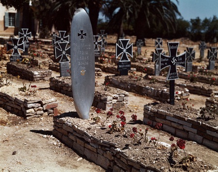 Một nghĩa trang của quân Đức nằm gần sân bay El Ouina ở Tunisia tháng 5/1943.