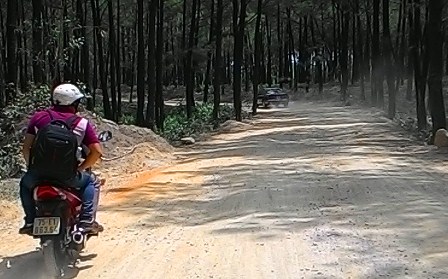Xe ô tô của bà Phương chạy trước các xe máy của báo chí rồi biến mất tăm