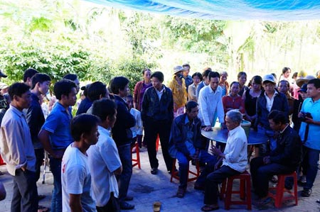 Người dân khu vực đến chia buồn với gia đình chị Diệu.