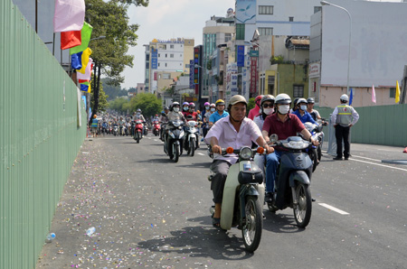 Các phương tiện lưu thông qua cầu Bông mới