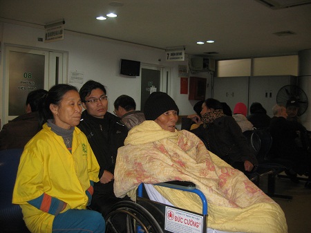 Nhiều bệnh nhân phải đắp chăn bông chống rét. Ảnh: Trần Lâm