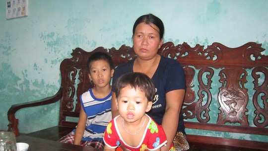 Chị Giang mẹ cháu Tú kể lại việc cháu Tú bị hành hạ dã man. Chị Giang mẹ cháu Tú kể lại việc cháu Tú bị hành hạ dã man.