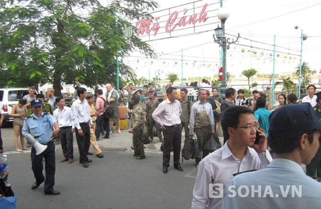 Những hành khách trên chiếc tàu cánh ngầm bị bốc cháy trở về bến Bach Đằng với tâm lý hoảng loạn