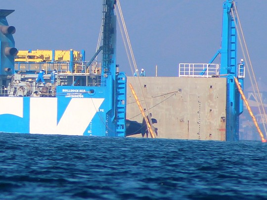 Chuyên gia đang kiểm tra kỹ thuật hạ phần đuôi tàu xuống nước