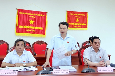 Đại biểu Nguyễn Tiến Sinh - Hòa Bình phát biểu ý kiến tại buổi thảo luận ở tổ.