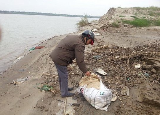 ... bới và lục tung 2 bên bờ sông, vớt và kiểm tra từng bọc ni-lông với mong mỏi tìm bằng được thi thể người thân